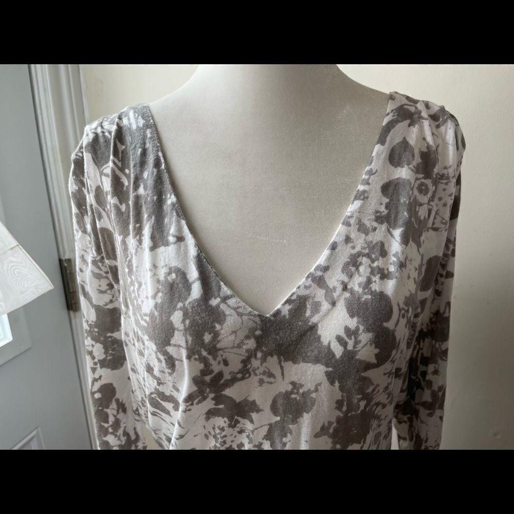 𝅺anthropologie Post stamp v-neck floral drop back tie  3/4 sleeve top Large - Picture 2 of 11